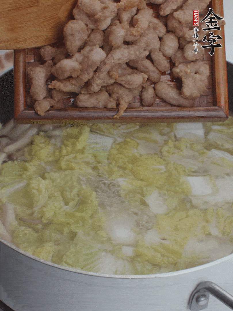 水開后煮10分鐘，下娃娃菜、小酥肉煮3分鐘。