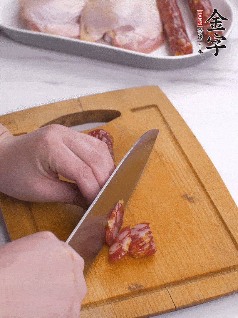 雞大腿去皮去骨切成塊，金字香腸切片，干香菇泡發(fā)切片，小蔥切蔥花。