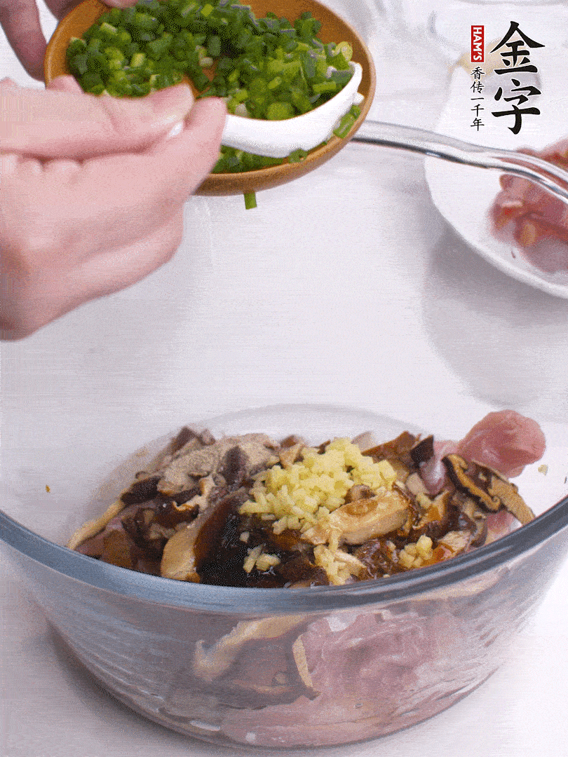 雞肉、香菇混合，加清水1/3杯、料酒1勺、蠔油1勺、鹽1勺、糖1/4勺、白胡椒1/4勺、食用油1勺、香油1/4勺、姜末、蔥花，攪拌均勻腌制2小時。