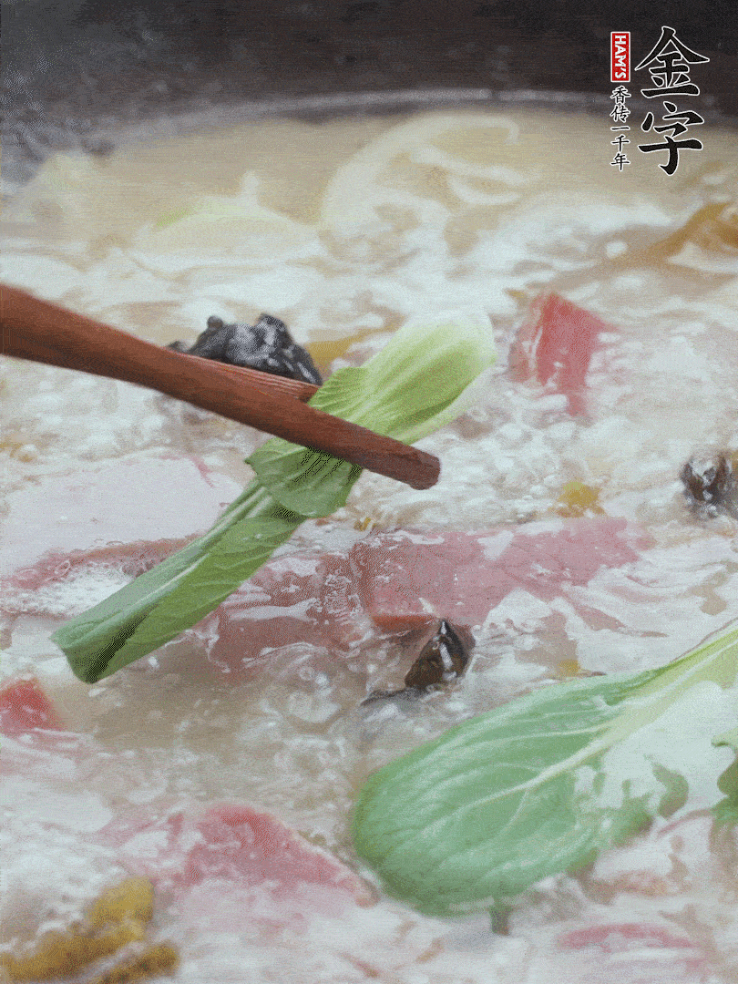 撈出蔥結(jié)，小菜心點綴。