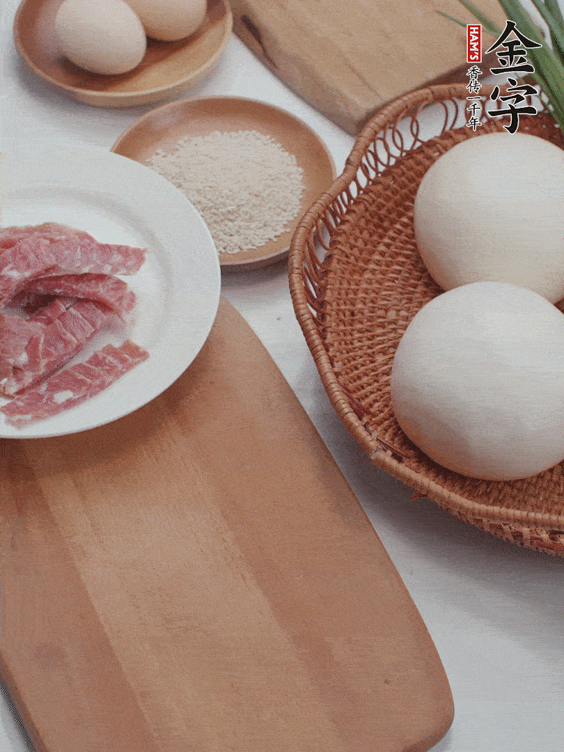 金字培根火腿切小片；饅頭、洋蔥切??；香蔥切丁。