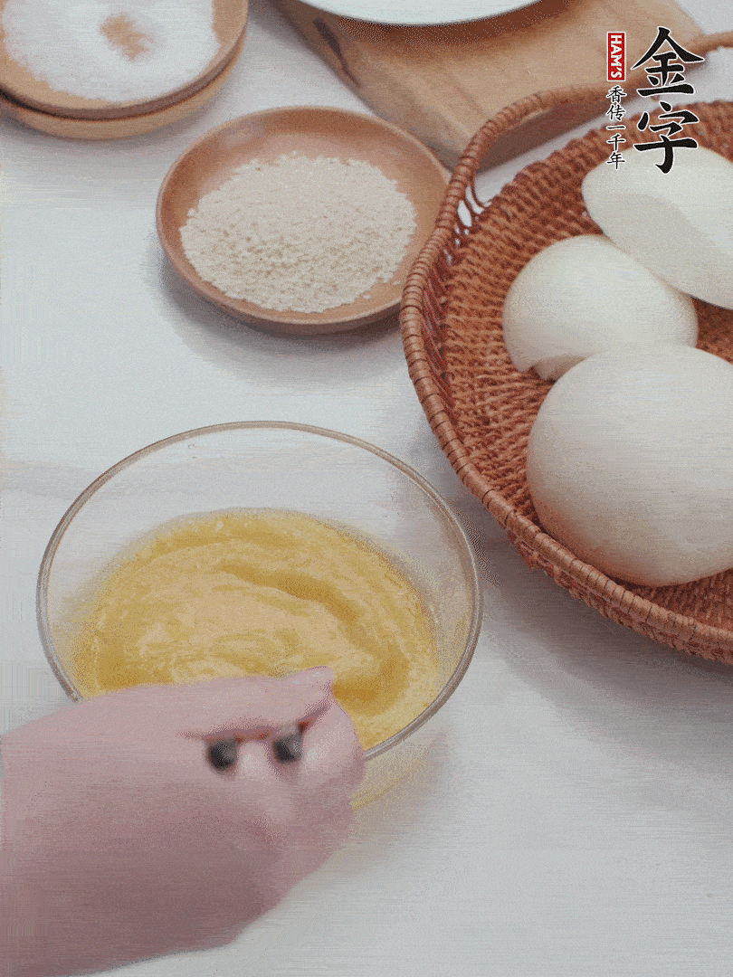 2個雞蛋加入1小勺鹽、1/2小勺胡椒粉打散。