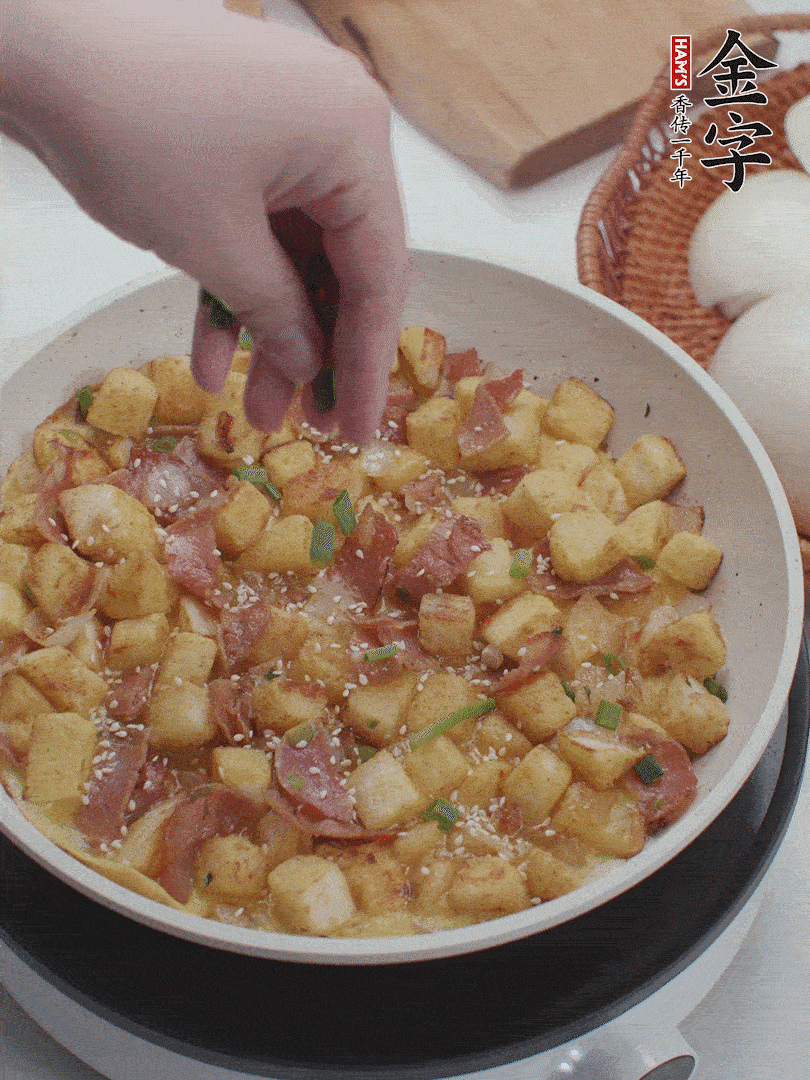 淋入剩余蛋液，蛋液凝固，撒上蔥綠和熟芝麻。