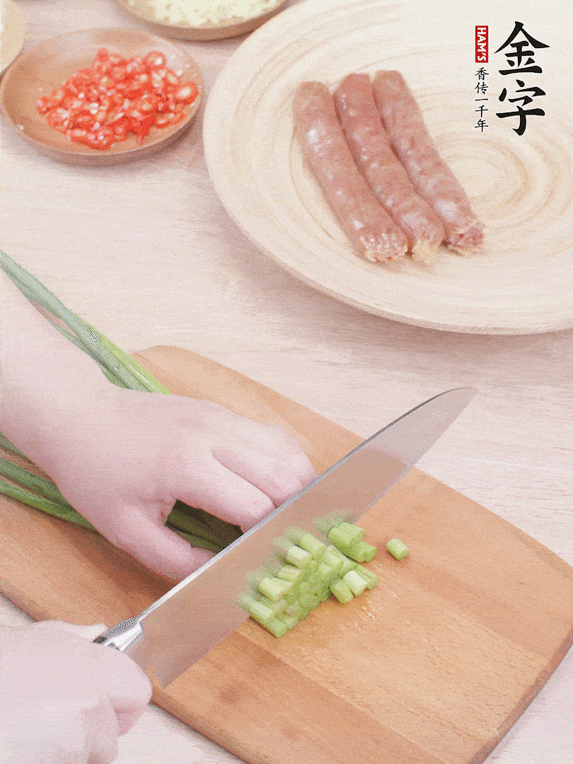 蒜苔切丁，蔥姜蒜切小丁，小米辣切圈。