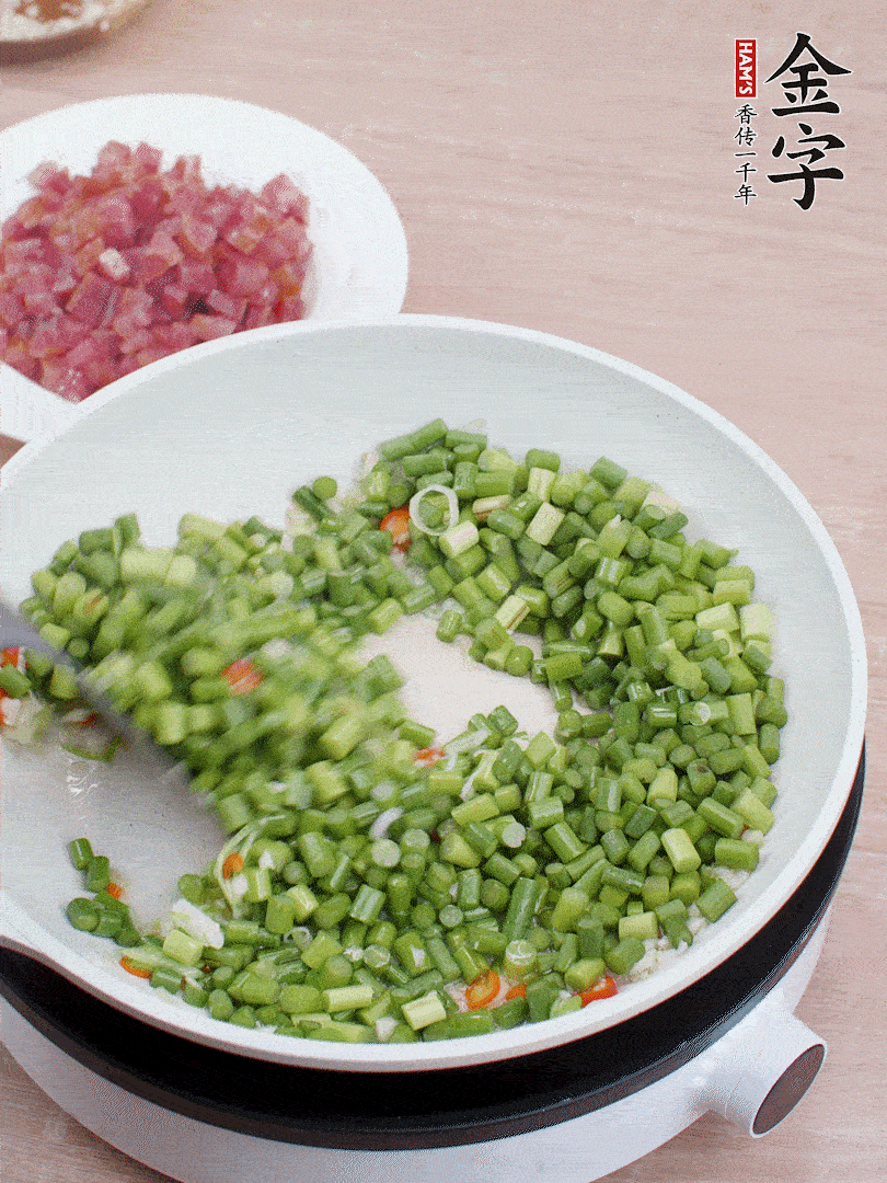 下蒜苔丁、一點鹽翻炒。