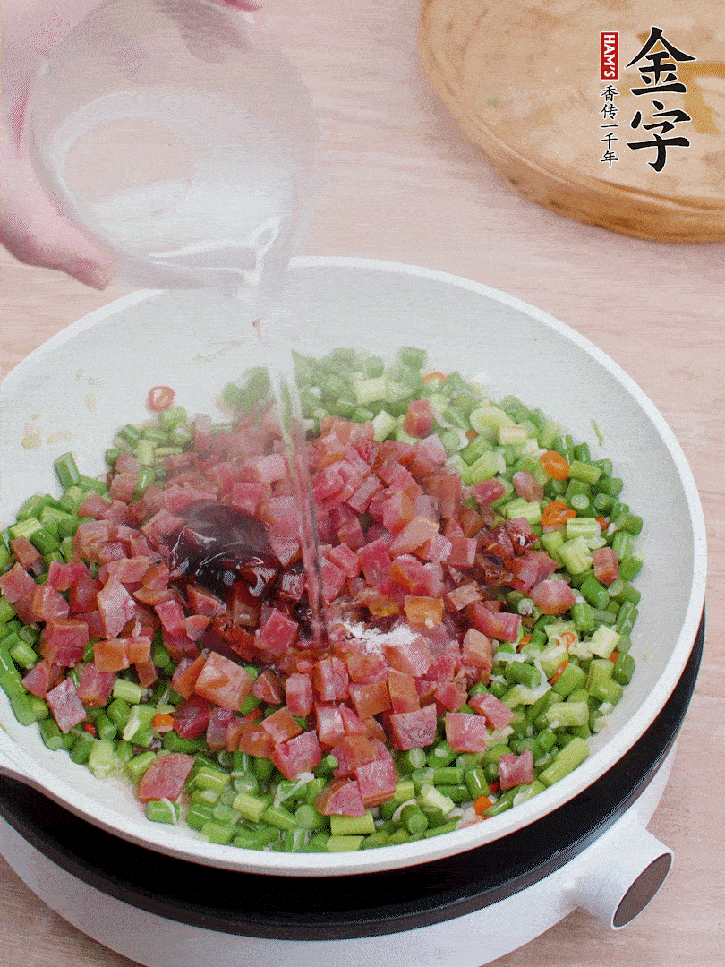 放香腸丁、1勺老抽、1勺蠔油、1/3勺白糖、少許清水炒至斷生。