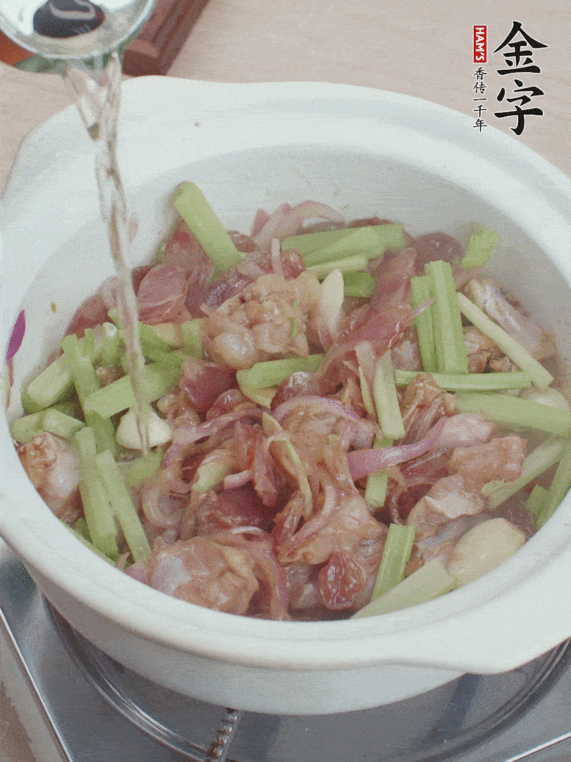 牛蛙變色后，淋點(diǎn)啤酒，加蓋后調(diào)小火燜10分鐘。