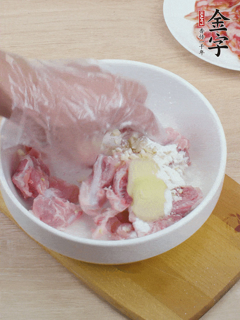 洗凈的小排，加鹽、姜、蒜末、淀粉、胡椒粉抓勻，腌制15分鐘。