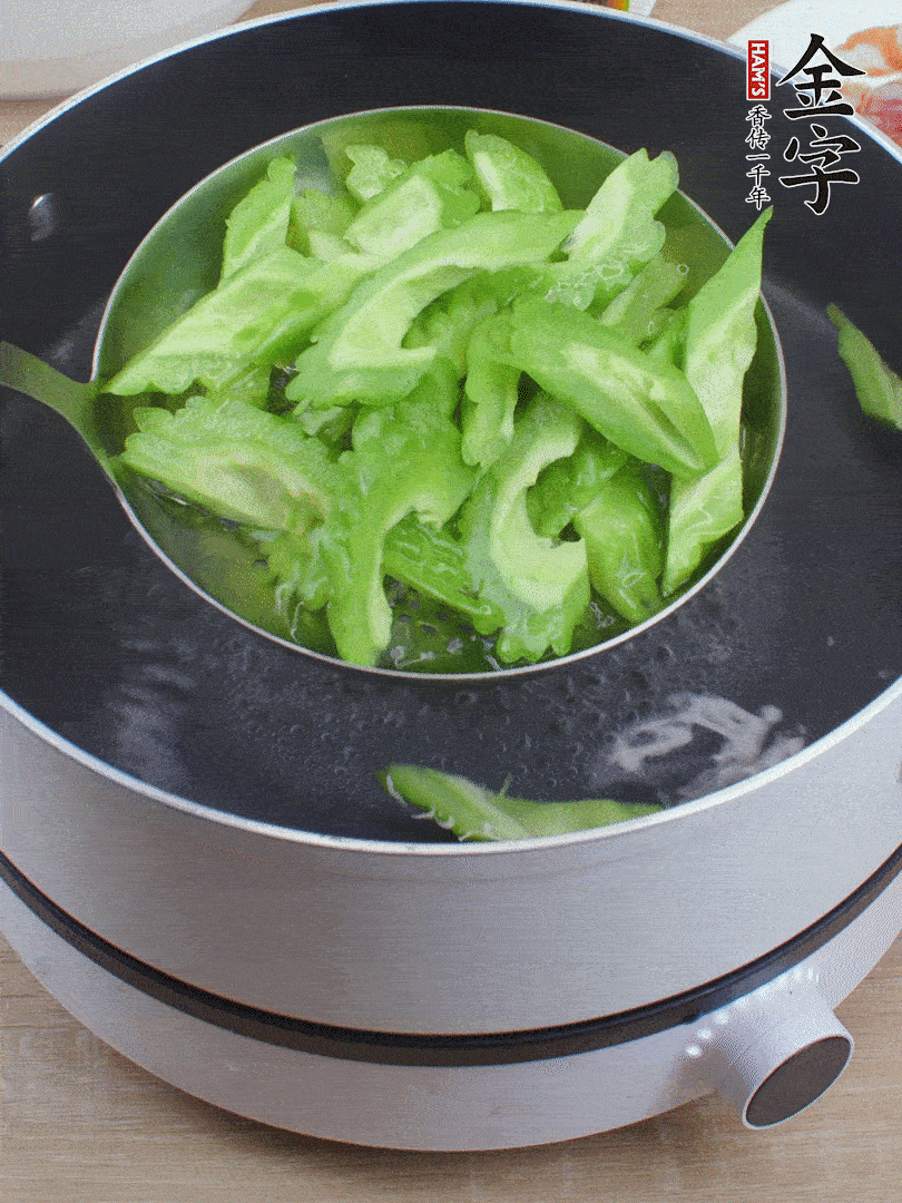 苦瓜去瓤切小塊，開水中加鹽汆燙30秒。