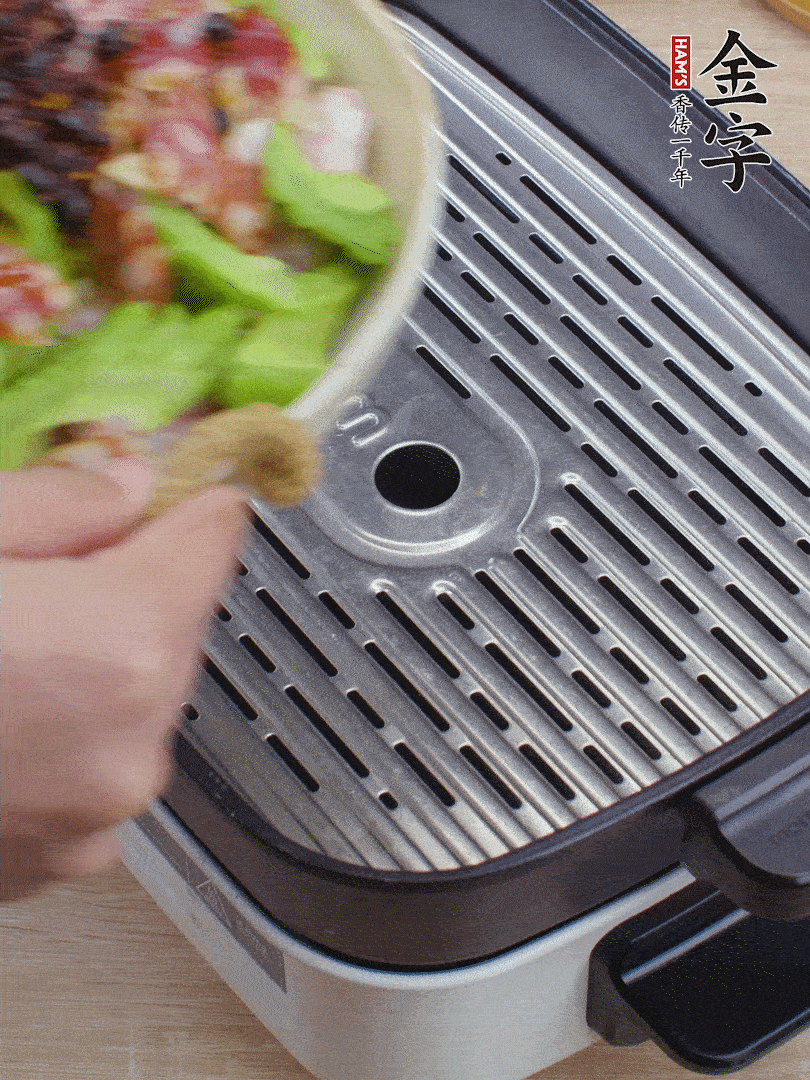 小排、苦瓜、香腸依次碼入，撒上豆豉蒸25分鐘。