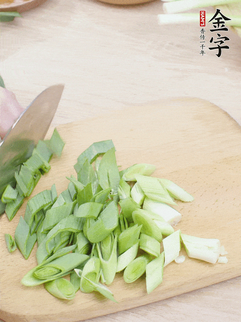 青蒜切段。（蒜白可以拍一下，再斜著切）
