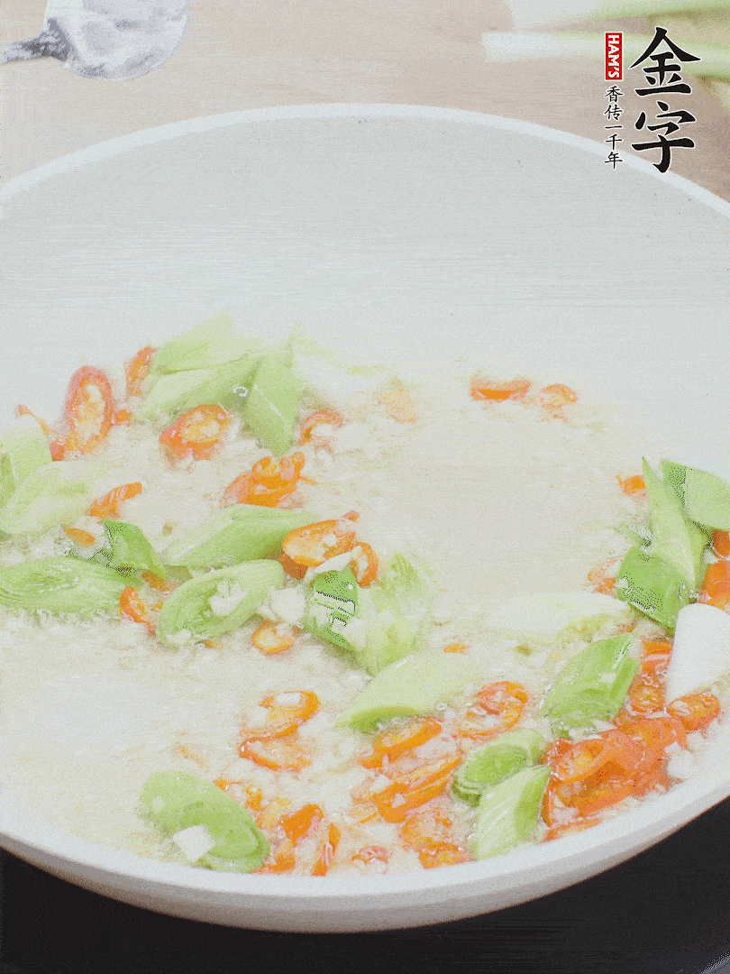 油5成熱時，下蒜末、辣椒、蒜白煸炒。