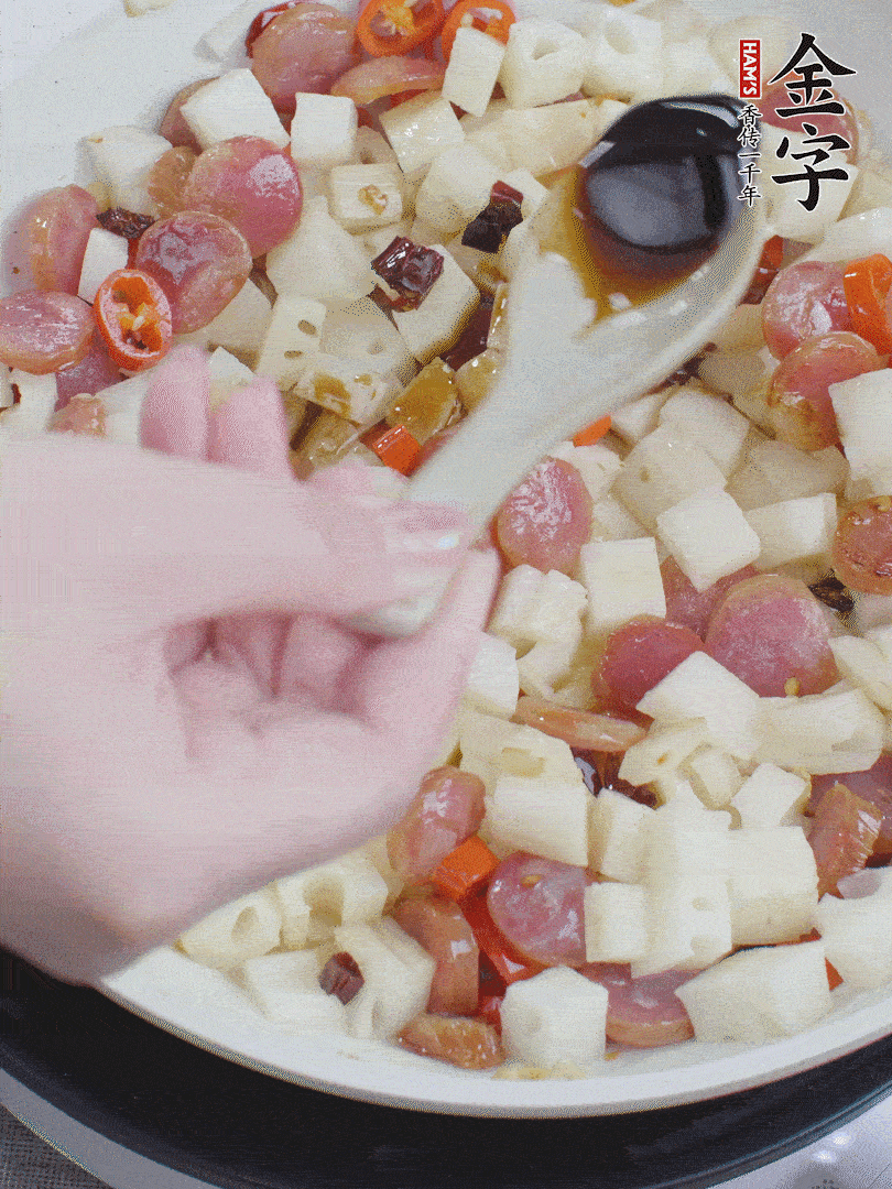 下藕丁，加生抽、香醋、白糖、鹽翻炒均勻。