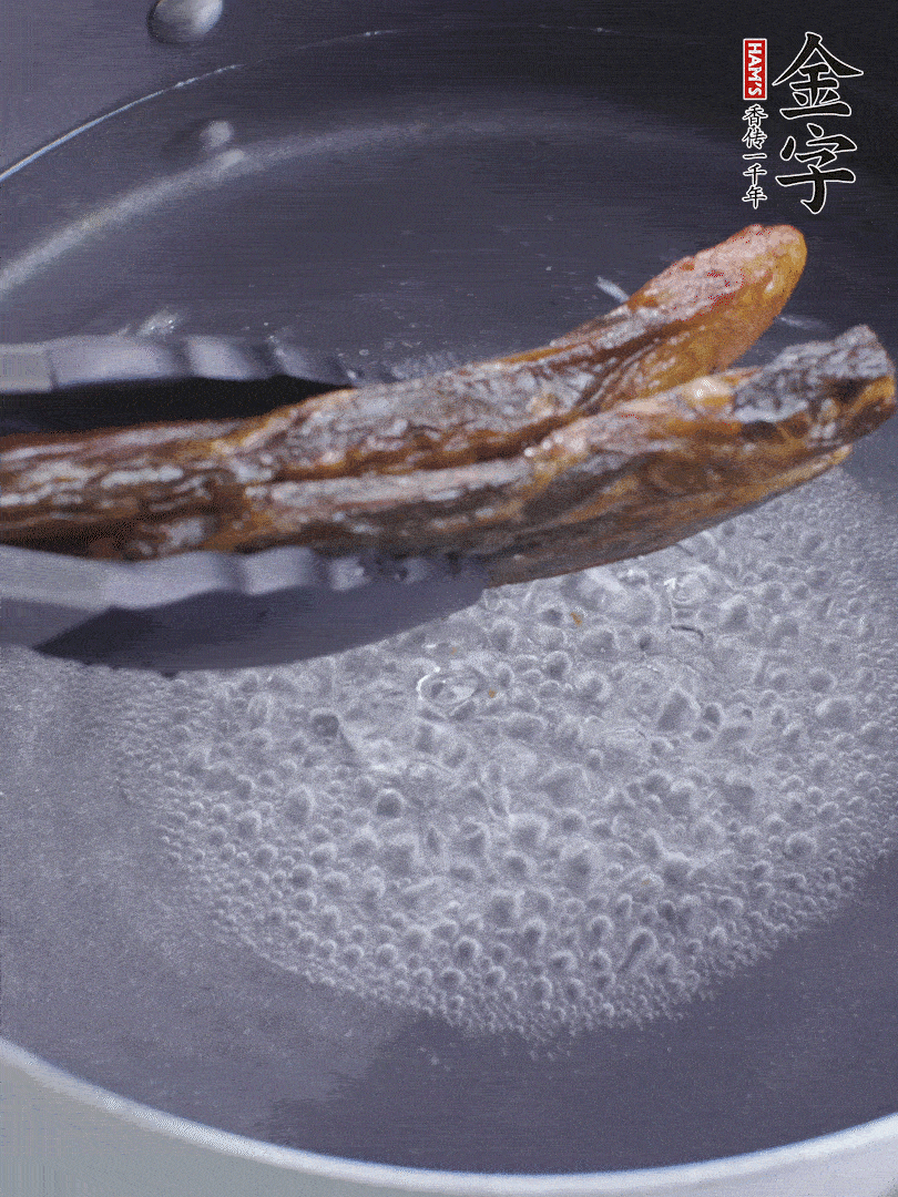 金字醬油肉水煮15分鐘，切薄片。