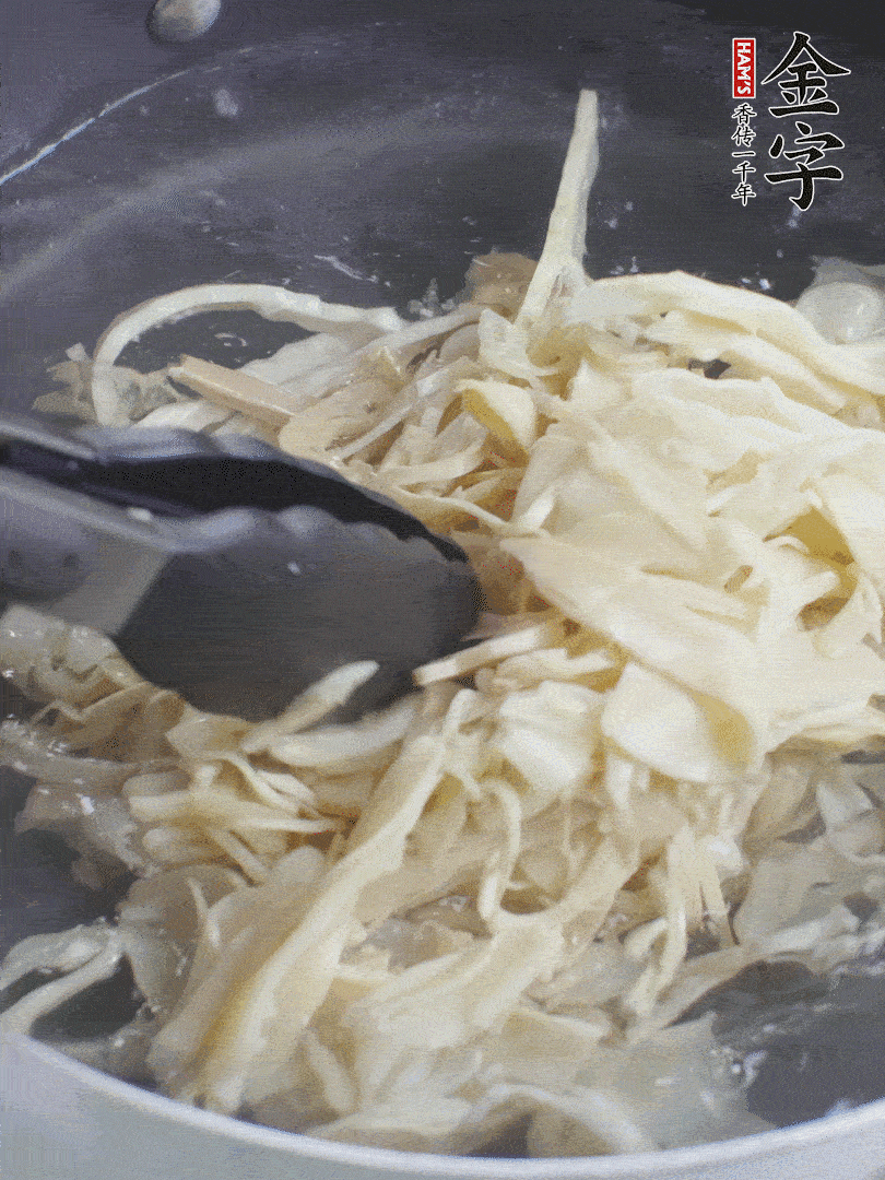 糯米筍焯水1分鐘，過涼水，擠干水份。