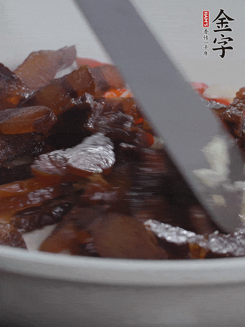 下醬油肉，煸出油脂。