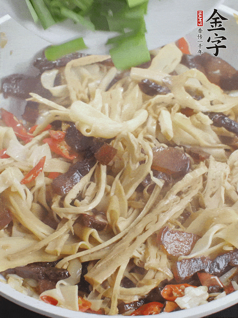 翻炒均勻，下蒜葉。