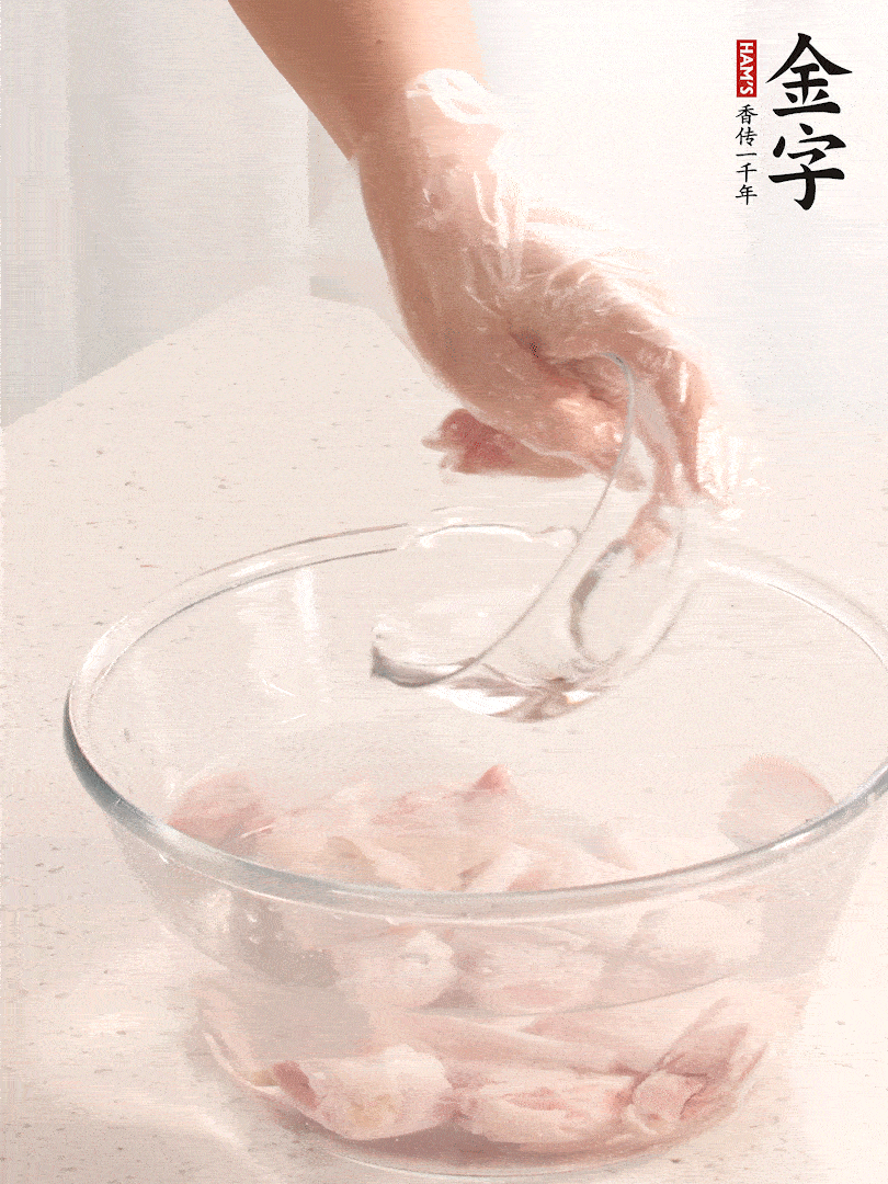 豬蹄除去雜毛、刮去油膩，斬成大塊，冷水浸泡半小時(shí)出血水，冷水下鍋，放入姜片、醋去腥，水燒開(kāi)大約2分鐘，撈出。（白醋能夠讓豬蹄更白凈）