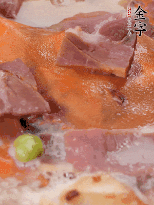 放適量料酒、清水煮到沸騰，再下蟹塊燜煮8分鐘。