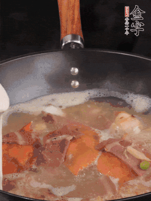 最后用面糊勾芡，燒至收汁，出鍋前撒點蔥段。