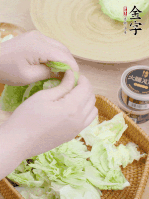卷心菜掰成小片。