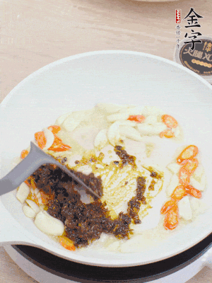 豬油下鍋，爆香蒜片、金字火腿XO醬。