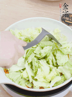 下卷心菜翻炒。