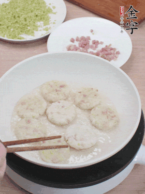 鍋中涼油，慢煎至兩面有脆殼。（油可以多一點(diǎn)）