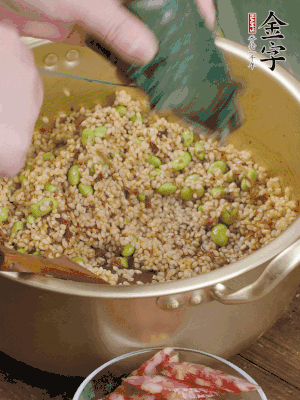 再附一張粽子，一齊向后折疊，線繩捆綁。