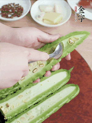 苦瓜去籽切薄片，一點(diǎn)鹽拌勻，10分鐘后沖洗控干。香蔥切蔥花、姜切末、蒜拍碎、干辣椒切圈。