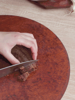 金字臘肉水煮15分鐘，切片。