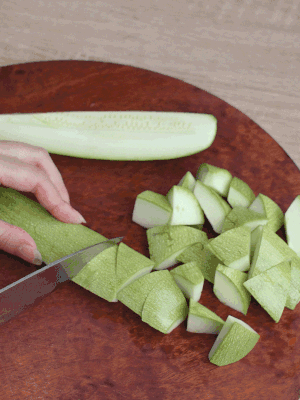 西葫蘆去籽縱向切成4份，斜切成厚片。