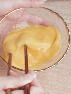 雞蛋調入少許黃酒打散。