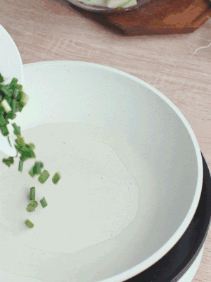 熱油下臘肉、蔥花煸炒，再下西葫蘆。