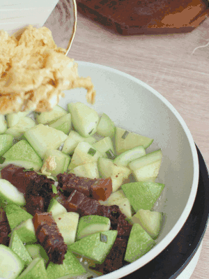 雞蛋一起翻炒。