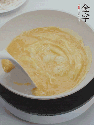 2個(gè)雞蛋炒散。