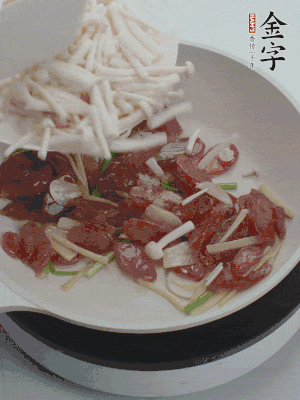 放白玉菇、青紅辣椒、雞蛋。