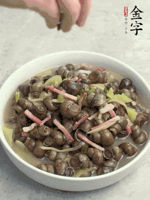 出鍋，撒點(diǎn)蔥花。