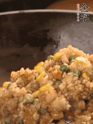 再下糯米，1勺蠔油、2勺生抽調味翻炒均勻。