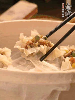 包好的燒賣放在蒸籠上，水開后蒸8分鐘左右。