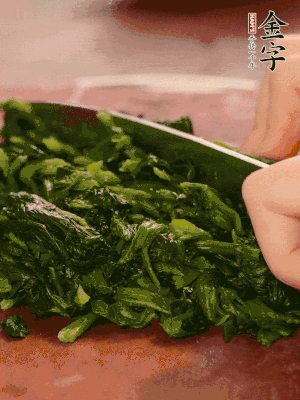 洗凈的菠菜加鹽焯水，撈出晾涼后攥干切碎。胡蘿卜切細(xì)絲。金字烤腸切園片。