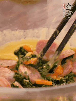 雞蛋、面粉、玉米油攪拌到無顆粒狀態(tài)。再加入菠菜、胡蘿卜、烤腸。少許鹽調(diào)味。