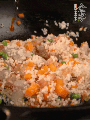 加入糯米翻炒均勻。最后加入蝦仁，用1勺料酒、1勺生抽、1/2勺鹽調味。