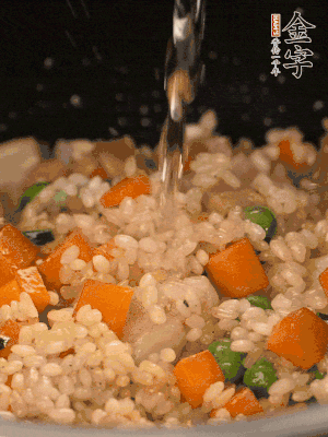 把食材轉移到電飯鍋中，倒入點清水，正常煮飯。