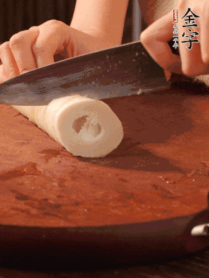 春筍去殼切滾刀塊，焯水備用。