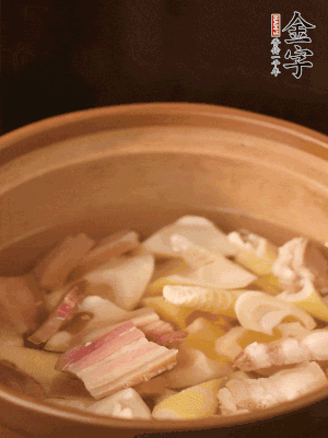 春筍、咸肉、咸肉一起入砂鍋，加姜片、料酒、清水大火煮沸到湯色變白。轉小火慢篤半小時。