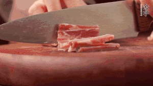 200g金字淡咸肉、100g冬筍、100g香干分別切細丁。