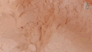 糯米粉中加入溫水，反復揉成團。