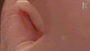 取一小團面，用掌心搓成小球狀，從小球中心捏窩，放入餡料，封口后，留出小尾巴。