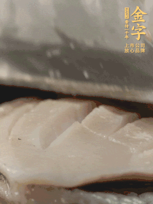 鮑魚用勺子撬出來(lái)，去掉內(nèi)臟和牙齒，加面粉、白醋、鹽、啤酒抓一下，清水洗凈，切花刀。